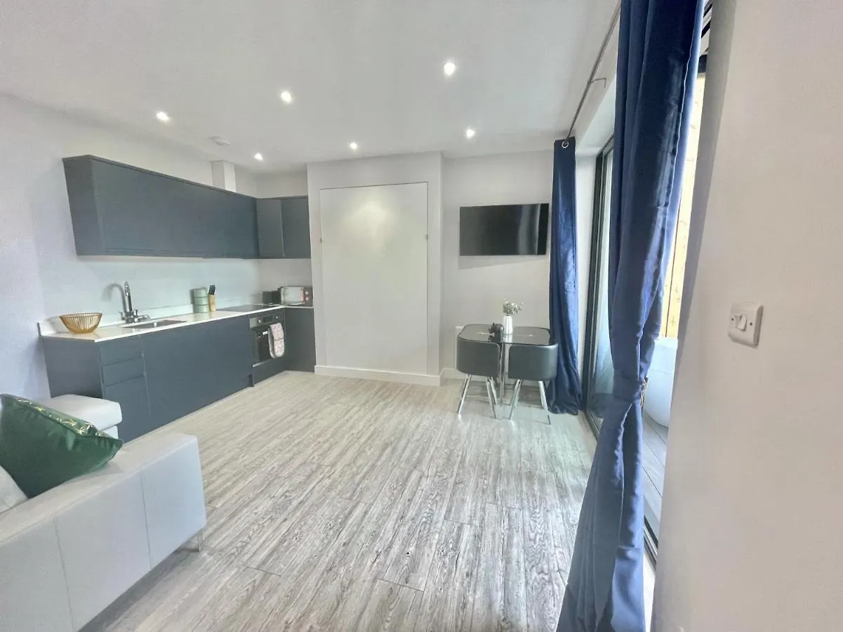 Coastline Retreats: Jungle-Themed Seafront Garden Apartment Bournemouth