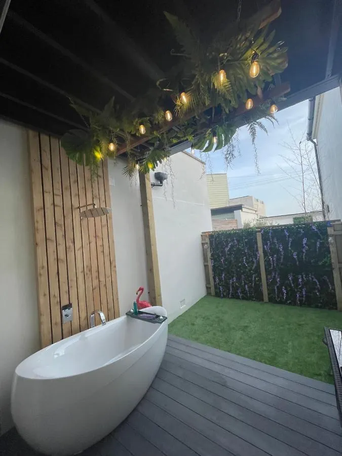 Coastline Retreats: Jungle-Themed Seafront Garden Apartment Bournemouth 0*,  United Kingdom
