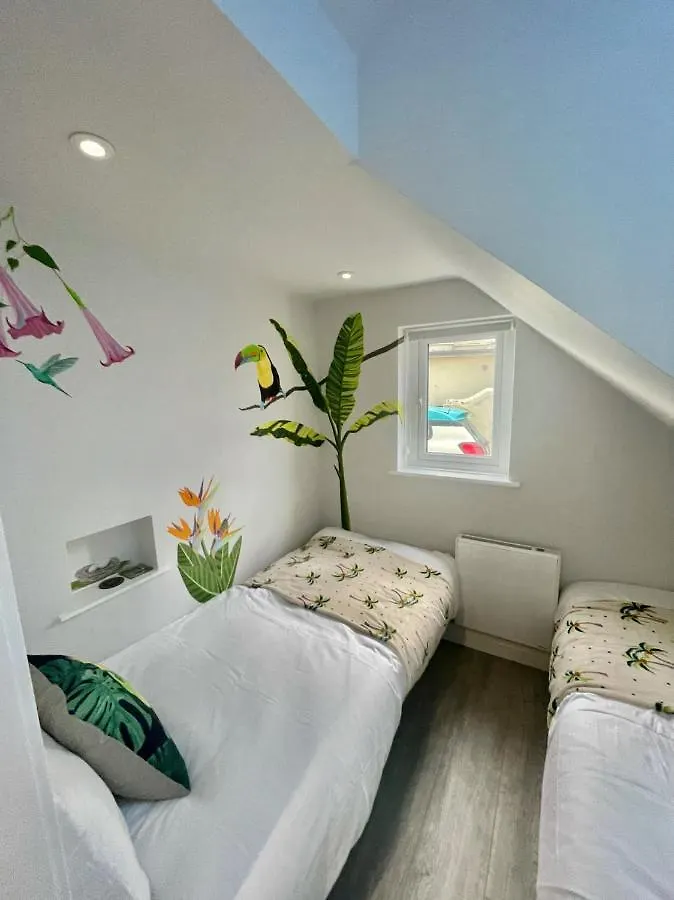 Coastline Retreats: Jungle-Themed Seafront Garden Apartment Bournemouth