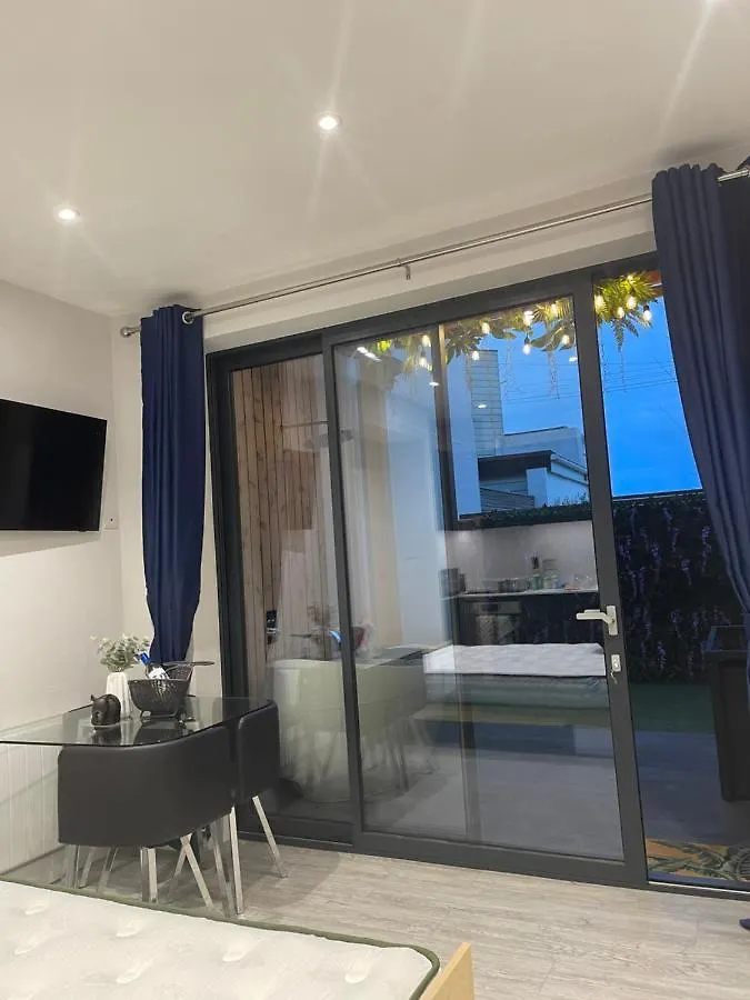 Coastline Retreats: Jungle-Themed Seafront Garden Apartment Bournemouth