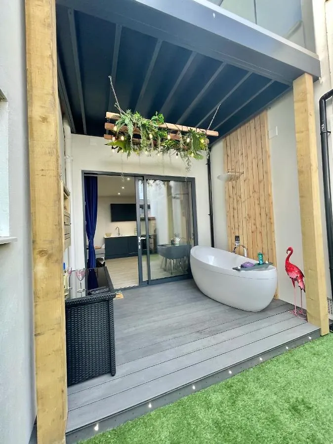 Coastline Retreats: Jungle-Themed Seafront Garden Apartment Bournemouth 0*,  United Kingdom