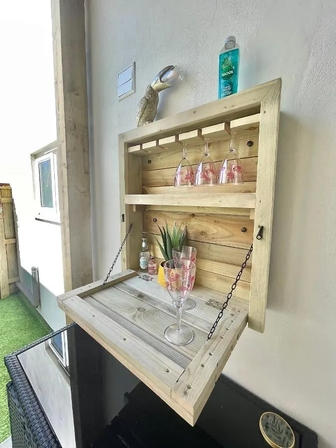 Coastline Retreats: Jungle-Themed Seafront Garden Apartment Bournemouth United Kingdom
